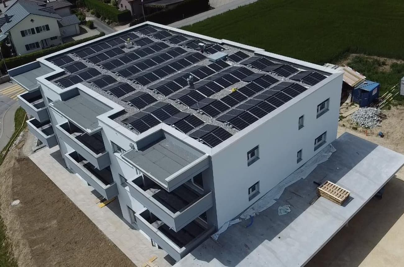 Installation photovoltaïque sur PPE à Cottens dans le canton de Fribourg