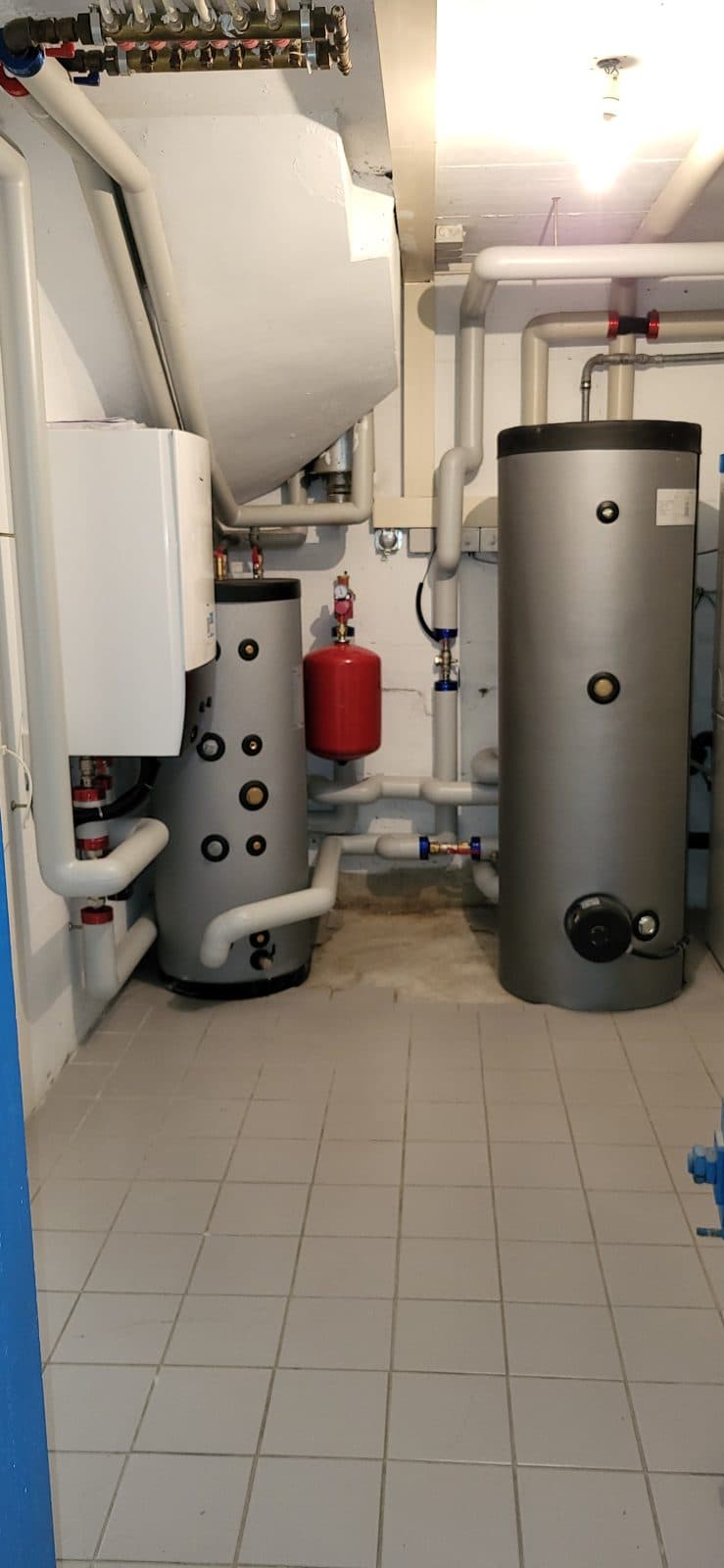 Local technique rénové avec module hydraulique Daikin et ballons d'eau chaude à Gilly, Vaud