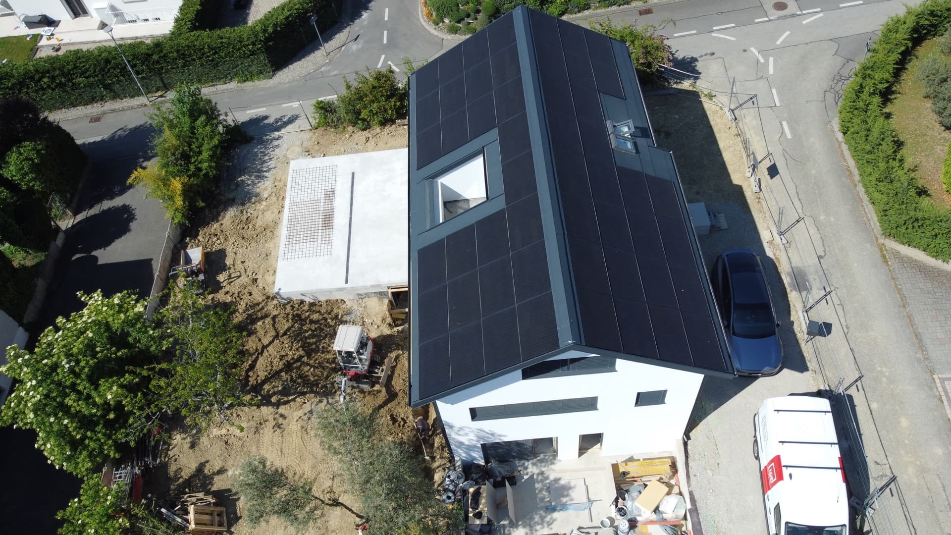 Vue aérienne d'une installation photovoltaïque en toiture intégrée à Rolle dans le canton de Vaud