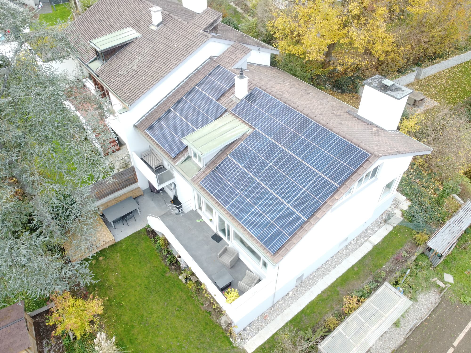 Installation photovoltaïque avec batterie à Oberwil, canton de Bâle-Campagne