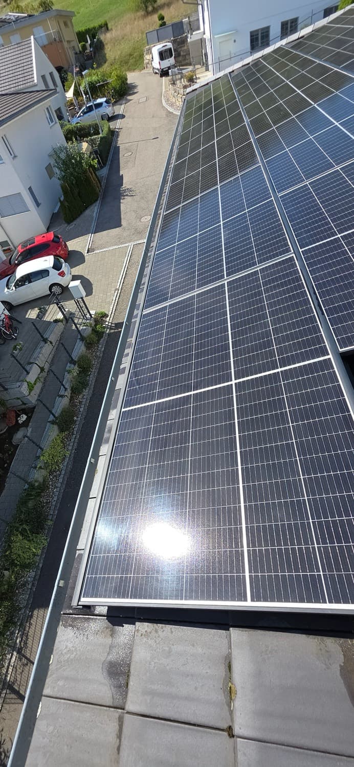 Panneaux photovoltaïques propres après l'intervention de nettoyage I.ON, reflet du ciel sur le verre