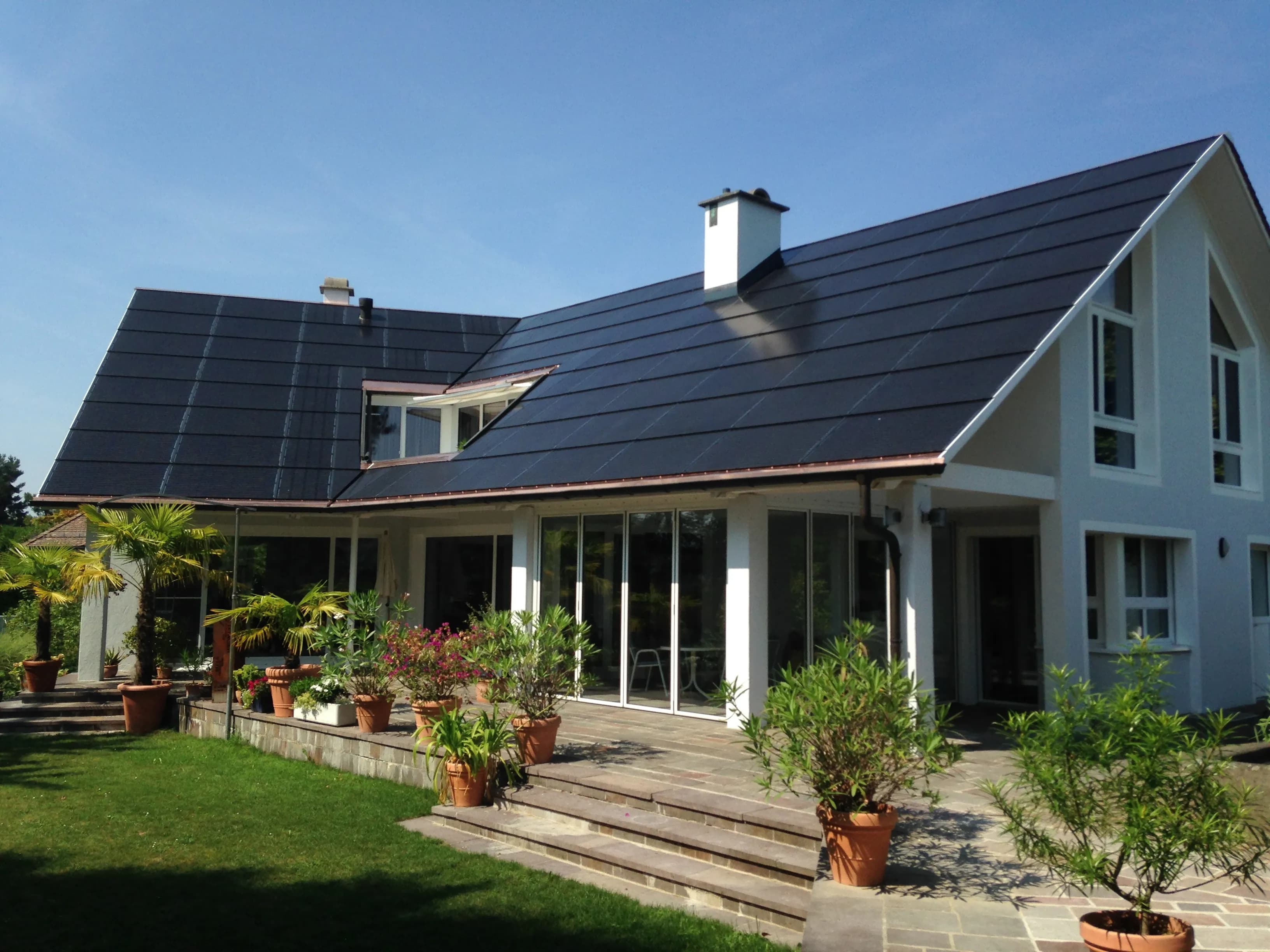Panneaux solaires intégrés au toit