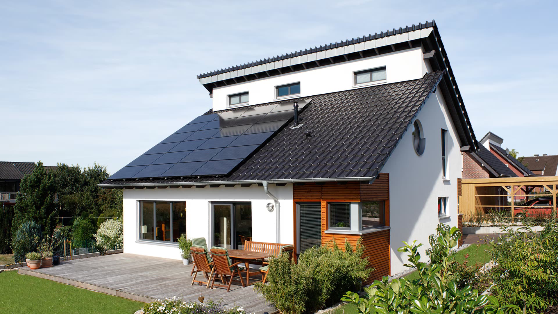 Détail de panneaux solaires en surimposition sur toiture en tuiles, installation I.ON