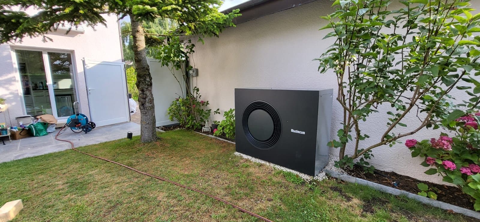 Pompe à chaleur air-eau installée dans le jardin d'une villa à Coppet, Vaud