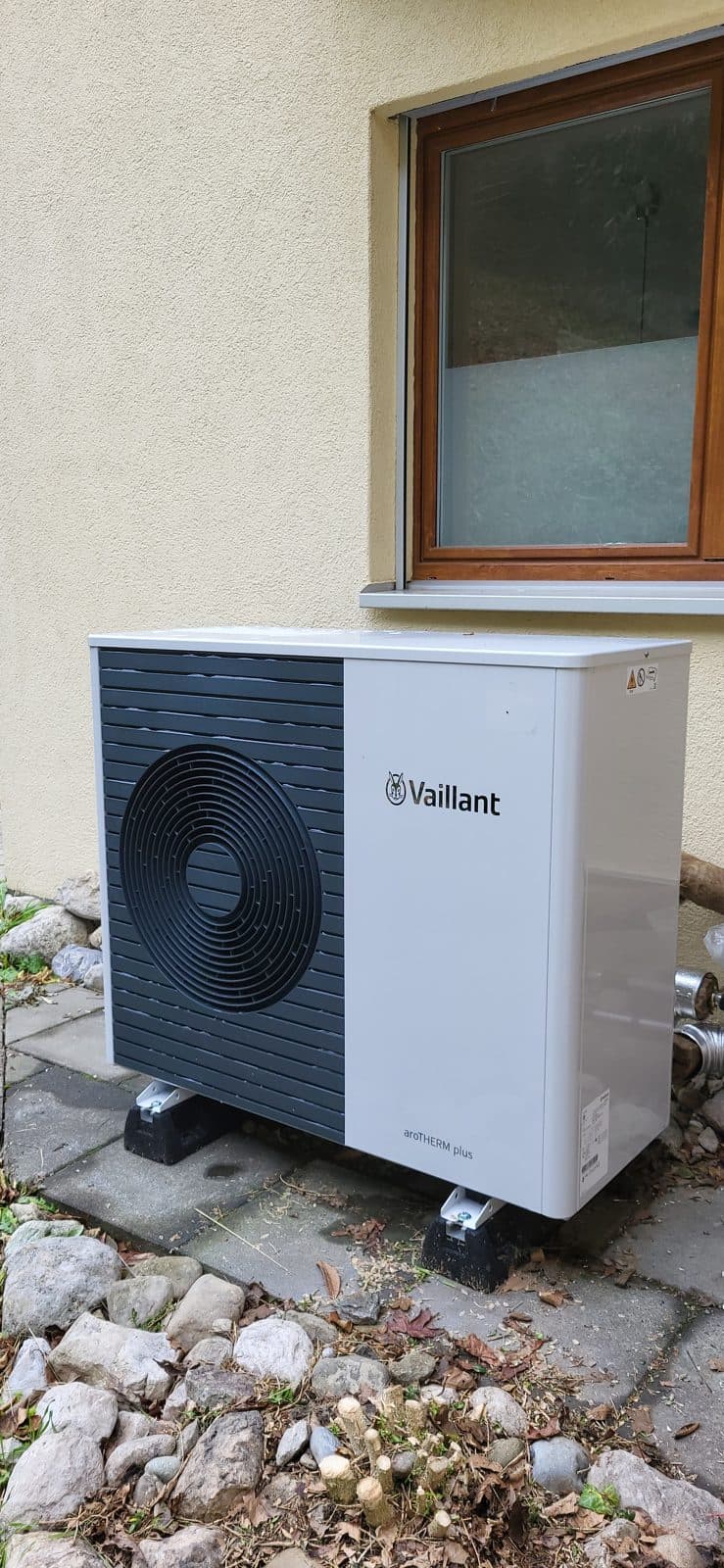 Pompe à chaleur Vaillant aroTHERM plus installée contre la façade d'une maison à Lutry, Vaud